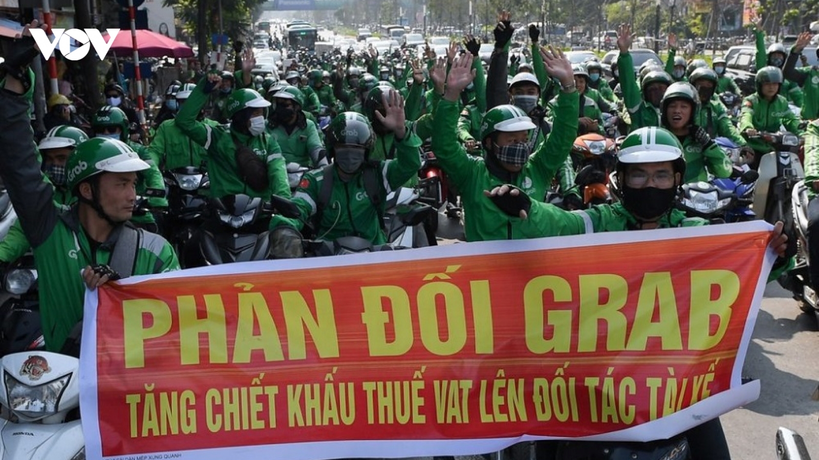 Tổng cục Thuế yêu cầu Grab giải trình về việc tăng cước, phí lên lái xe