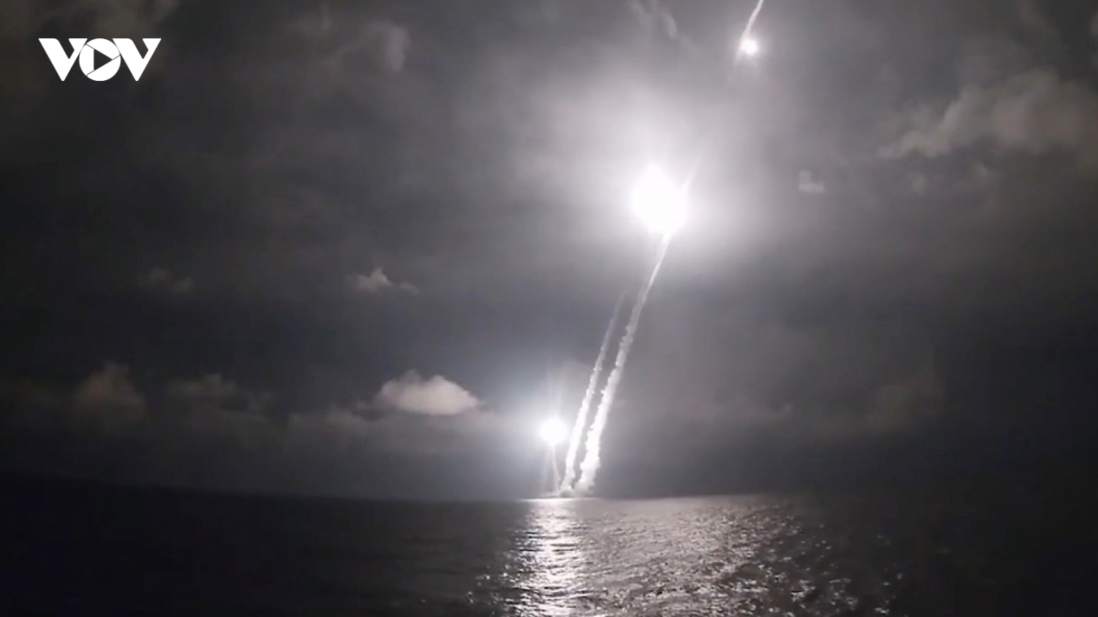 Tàu ngầm hạt nhân hiện đại của Nga lần đầu phóng loạt 4 ICBM