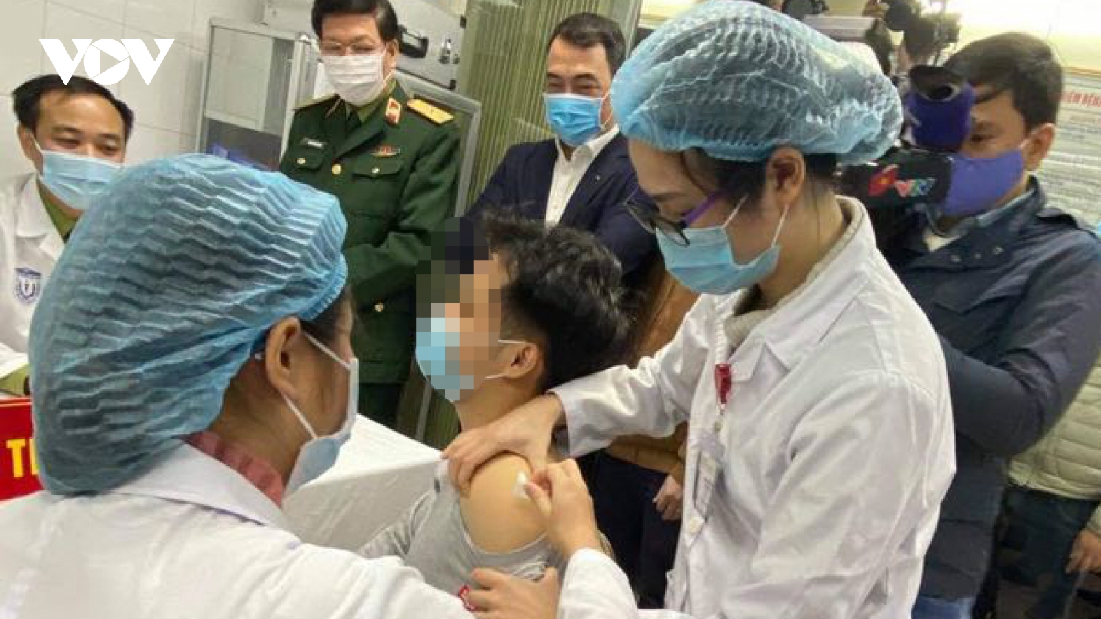 Bắt đầu tiêm thử nghiệm vaccine phòng Covid-19 cho 3 tình nguyện viên