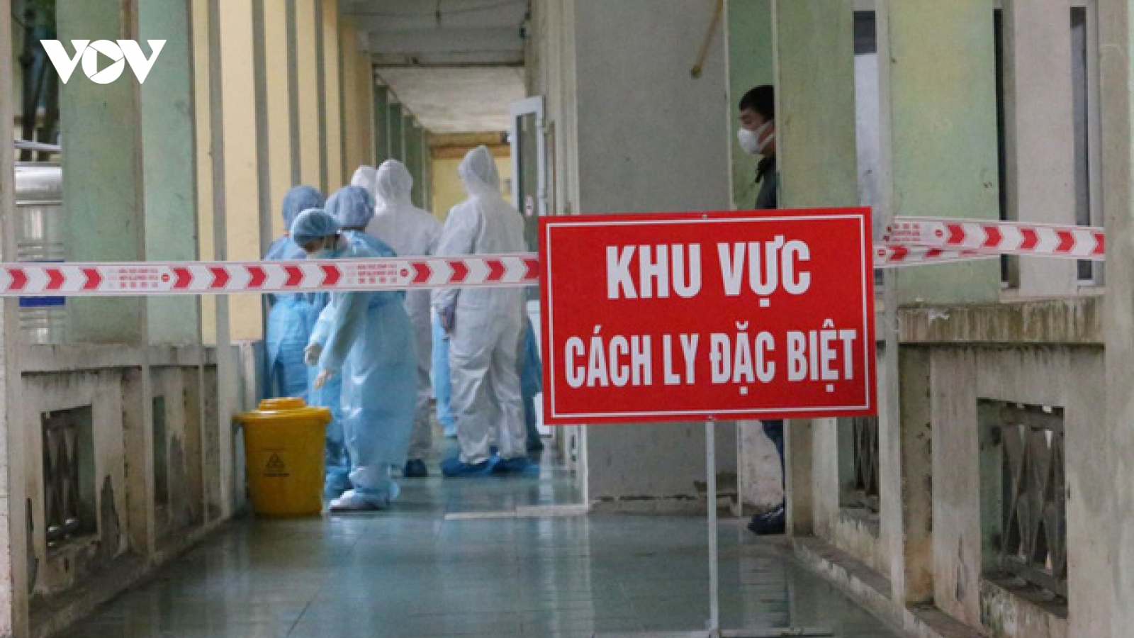 Cách ly tại nhà từ vụ nam tiếp viên Vietnam Airlines mắc Covid-19: Ai quản, quản ai?