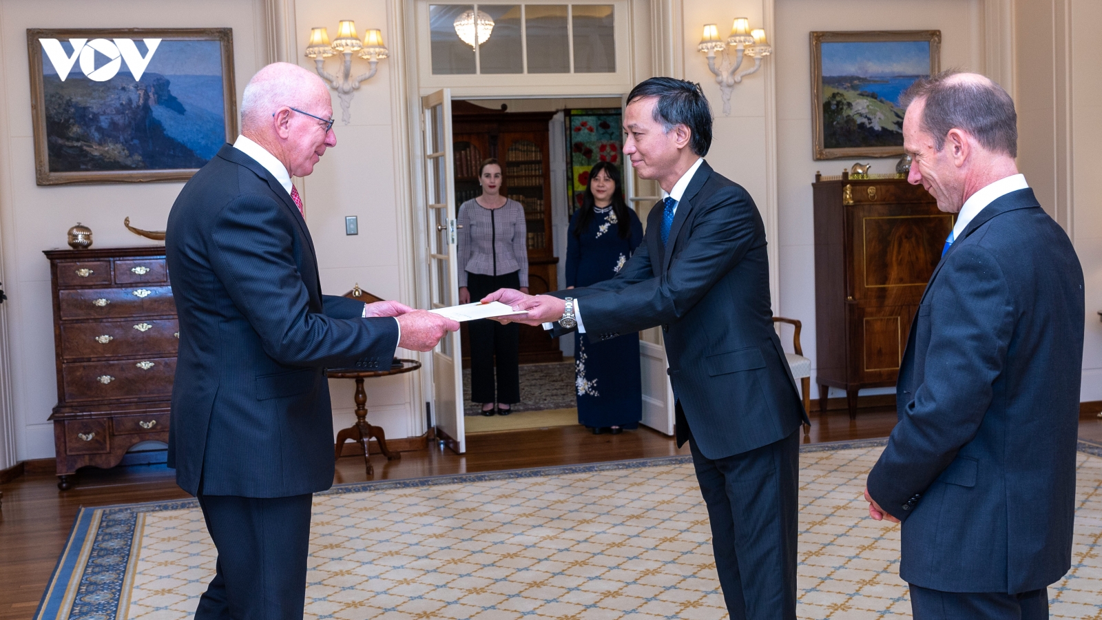 Đại sứ Nguyễn Tất Thành trình quốc thư lên Toàn quyền Australia David Hurley