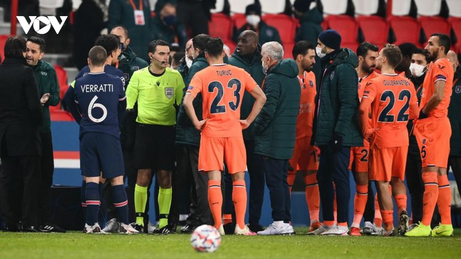 Trận PSG - Basaksehir bị hoãn vì trọng tài phân biệt chủng tộc