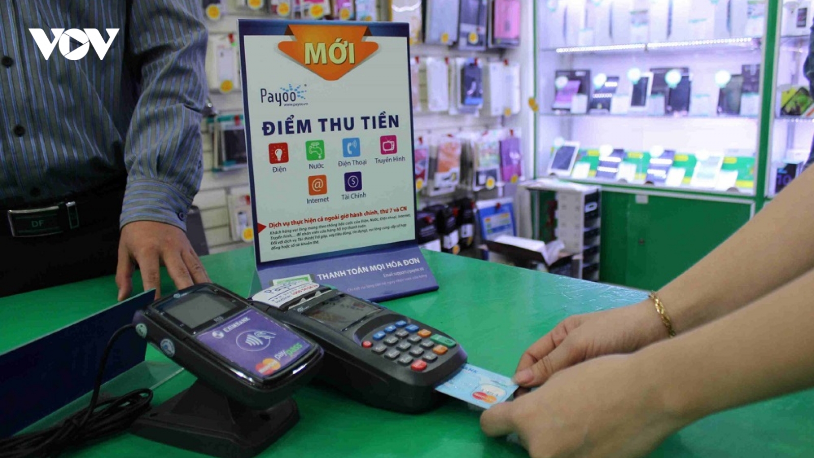 Nhiều thách thức thúc đẩy thanh toán không dùng tiền mặt