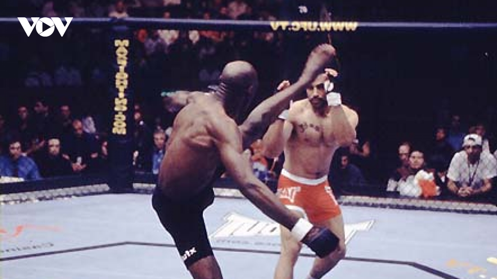 VIDEO: Võ sĩ hạ knock-out đối thủ sau 10 giây nhờ lợi thế chiều cao