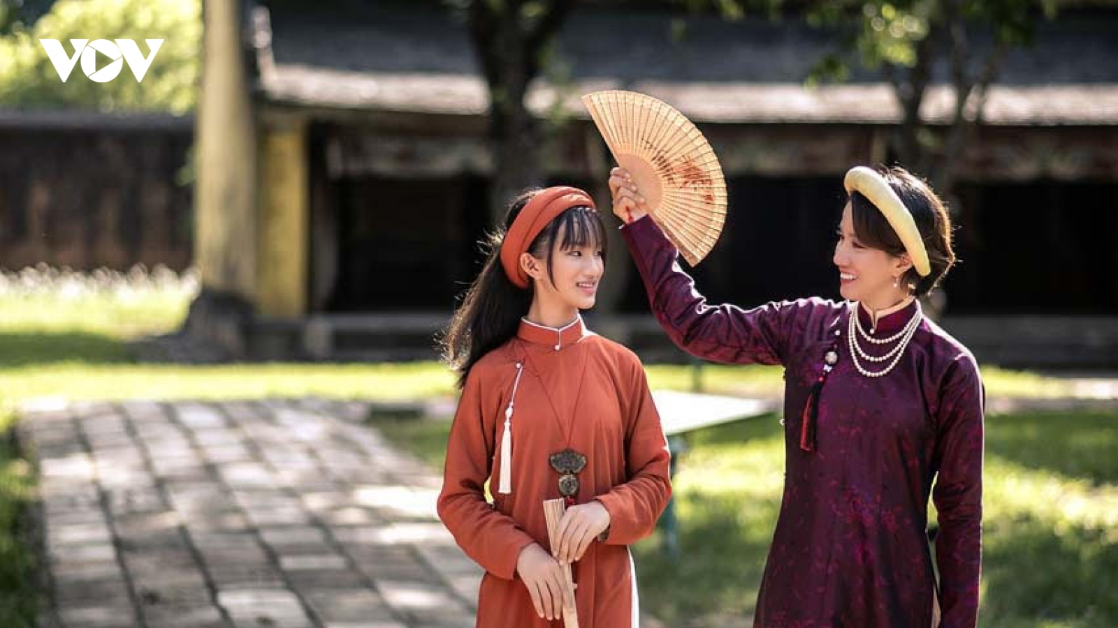 Áo dài ngũ thân cổ đứng khuy cài: Sự lịch duyệt đến từ chi tiết