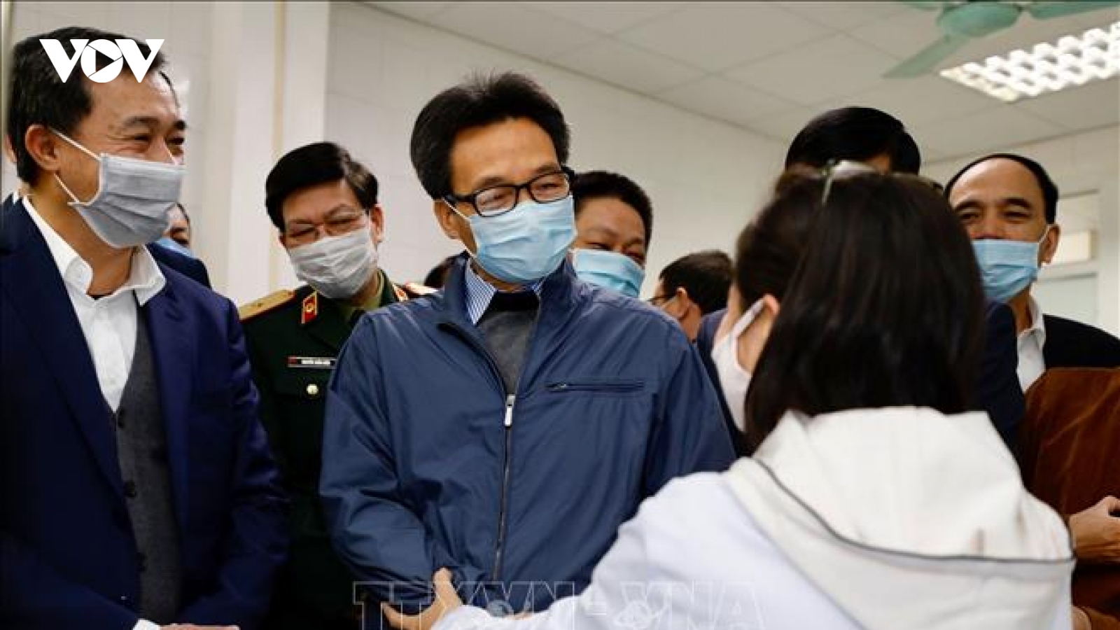 Phó Thủ tướng Vũ Đức Đam thăm hỏi người được tiêm thử nghiệm vaccine Covid-19