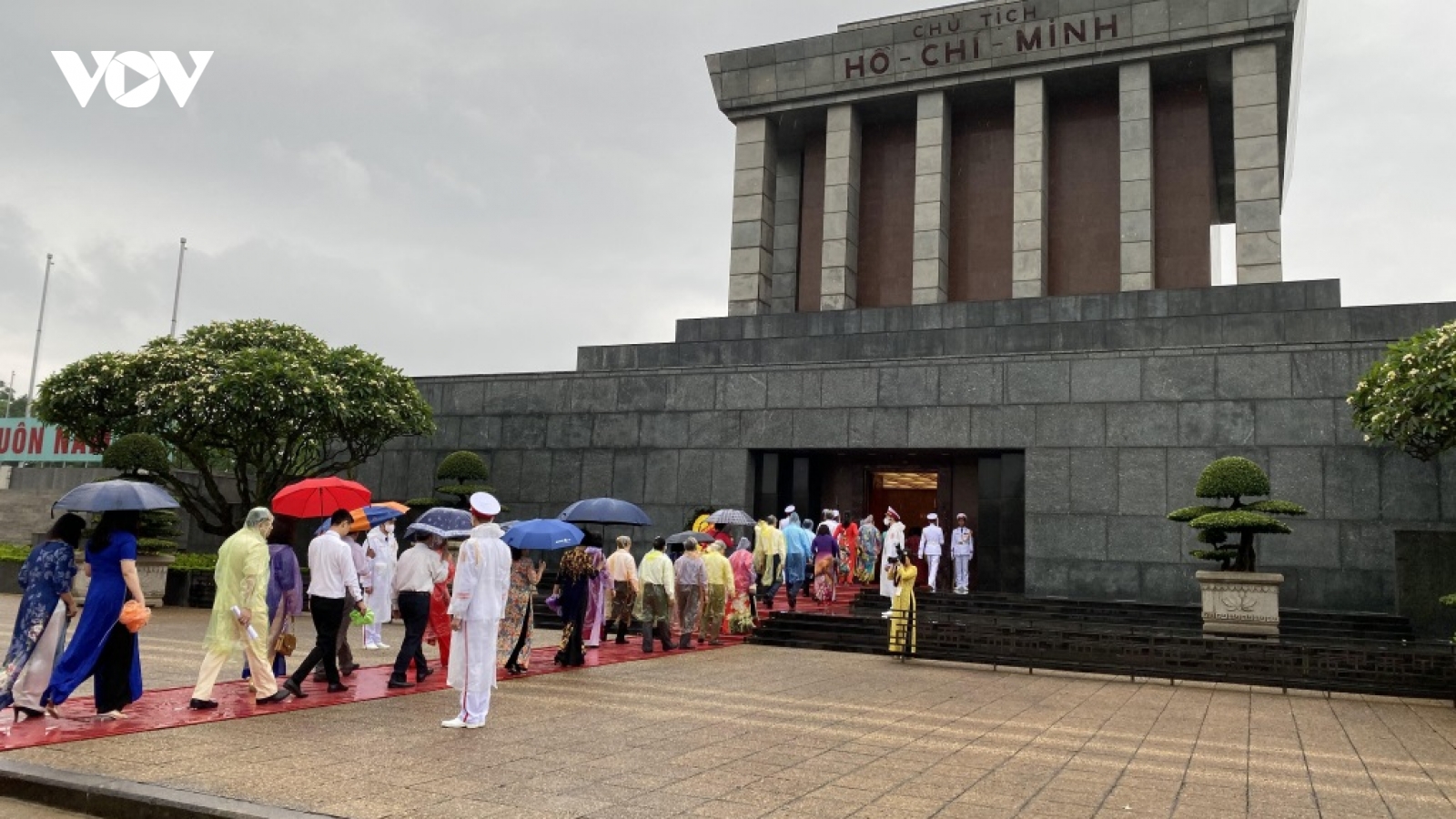 Lăng Bác đón nhân dân, du khách trong ngày đầu tiên của năm 2021