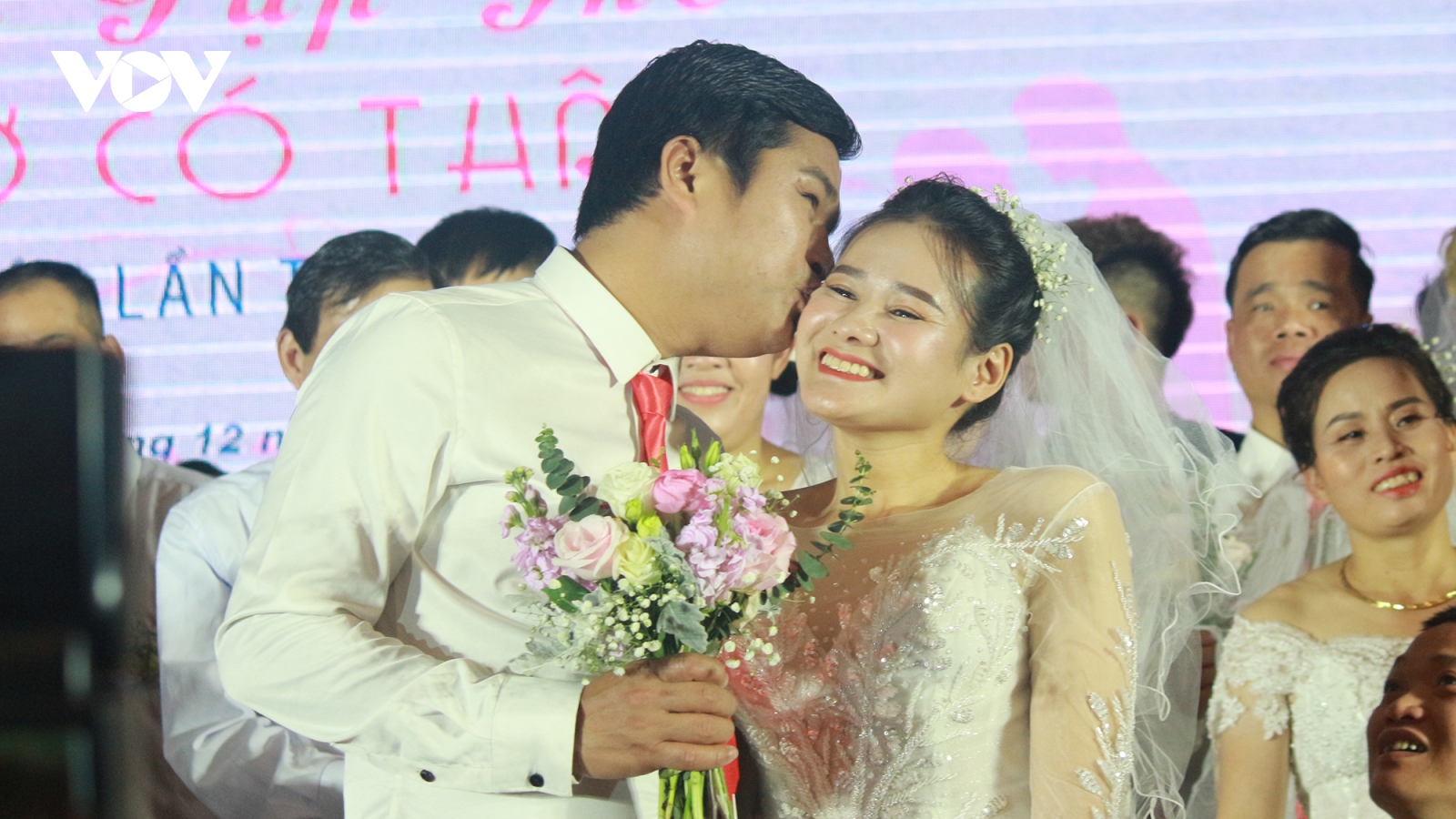 Xúc động lễ cưới tập thể của 46 cặp đôi khiếm khuyết tại Hà Nội