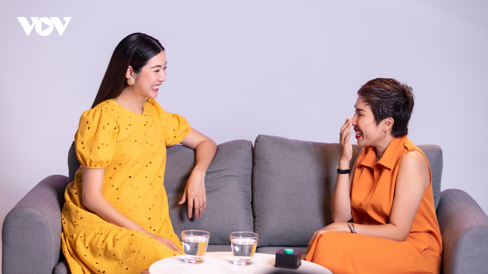 Á hậu Thúy Vân xúc động trước câu chuyện của người mẹ một mình nuôi hai con