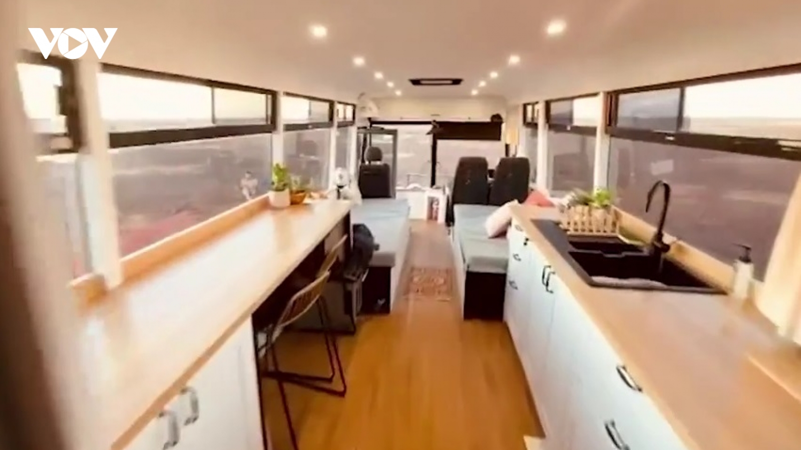 Video: Ấn tượng ngôi nhà trong mơ đầy đủ tiện nghi trên chiếc xe bus cũ