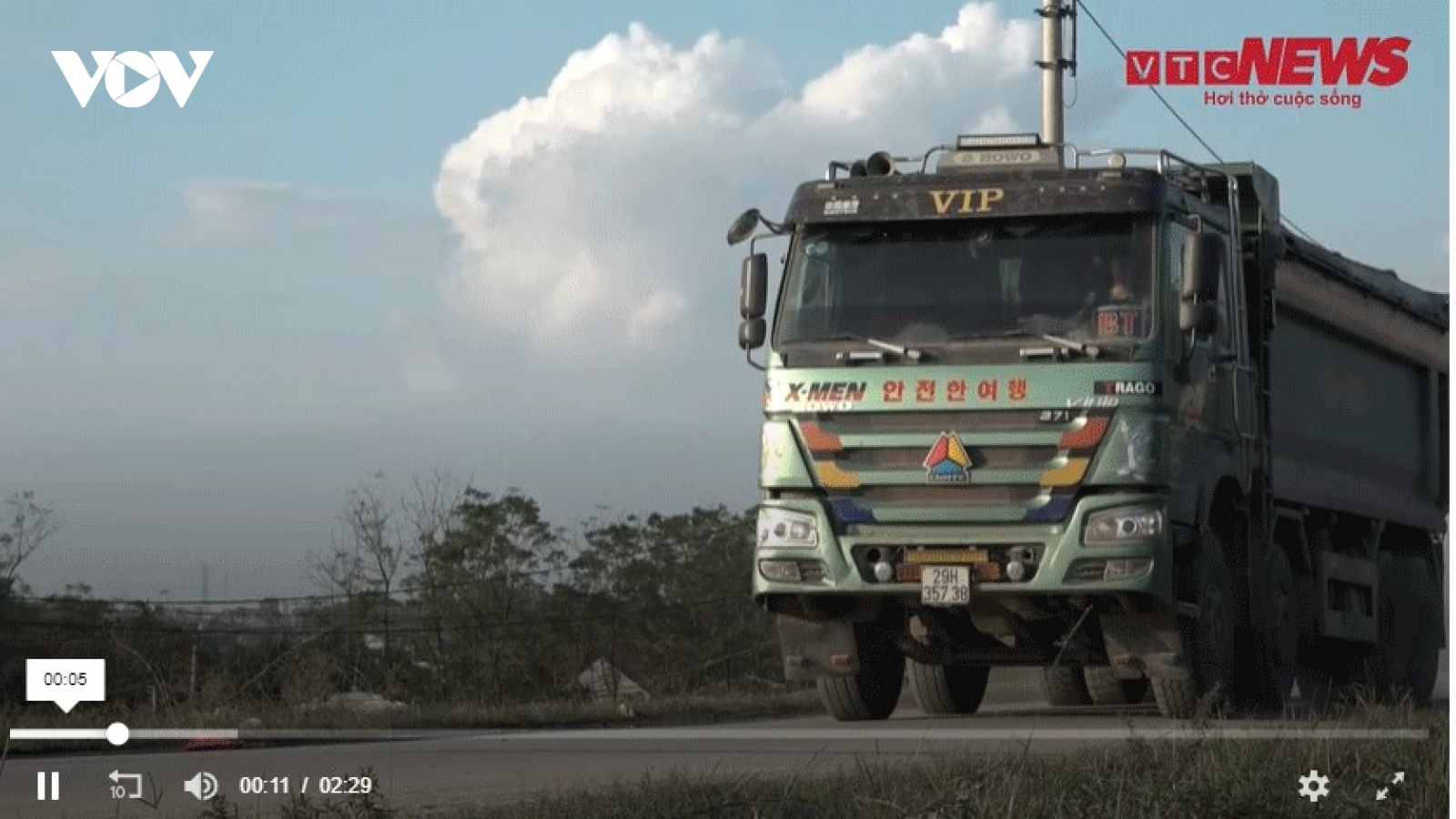 Xe quá khổ, quá tải cày nát đê Hữu Hồng, lực lượng chức năng ở đâu?