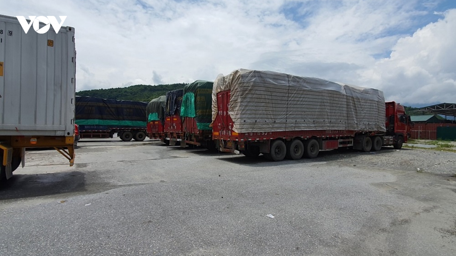 Vụ bắt 100 xe tải hàng Trung Quốc ở Lào Cai: Có rác thải điện tử, chân gà, hàng hiệu giả