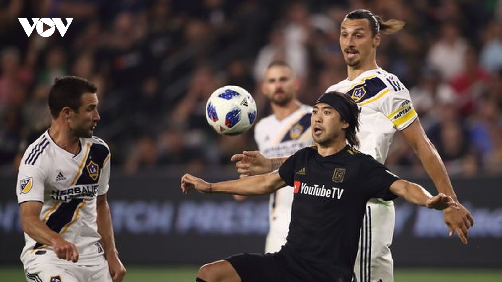 Zlatan Ibrahimovic “làm nền” cho siêu phẩm của Lee Nguyễn