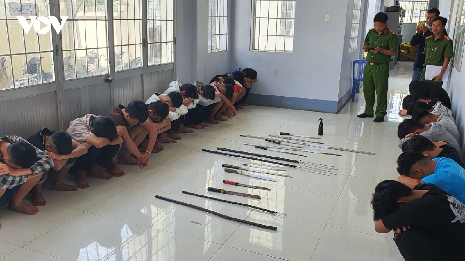 Hàng chục thanh thiếu niên dùng hung khí hỗn chiến