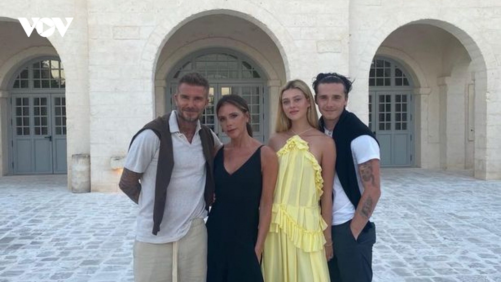 Victoria Beckham gửi nụ hôn ngọt ngào mừng sinh nhật con dâu tương lai 