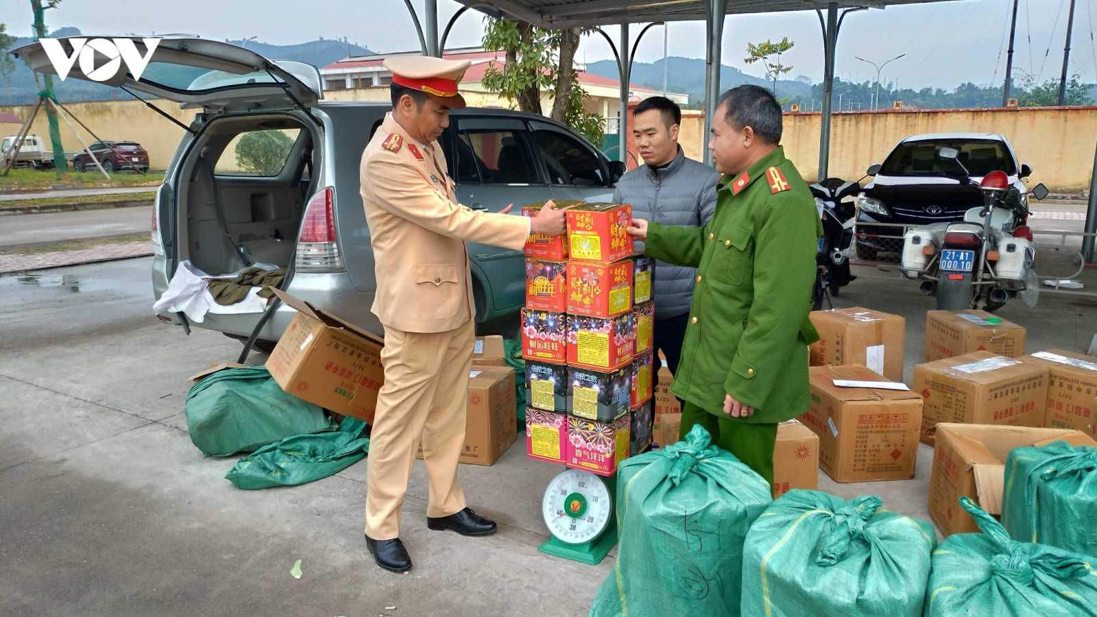 Thu giữ gần 500kg pháo nổ trên cao tốc Lào Cai- Hà Nội