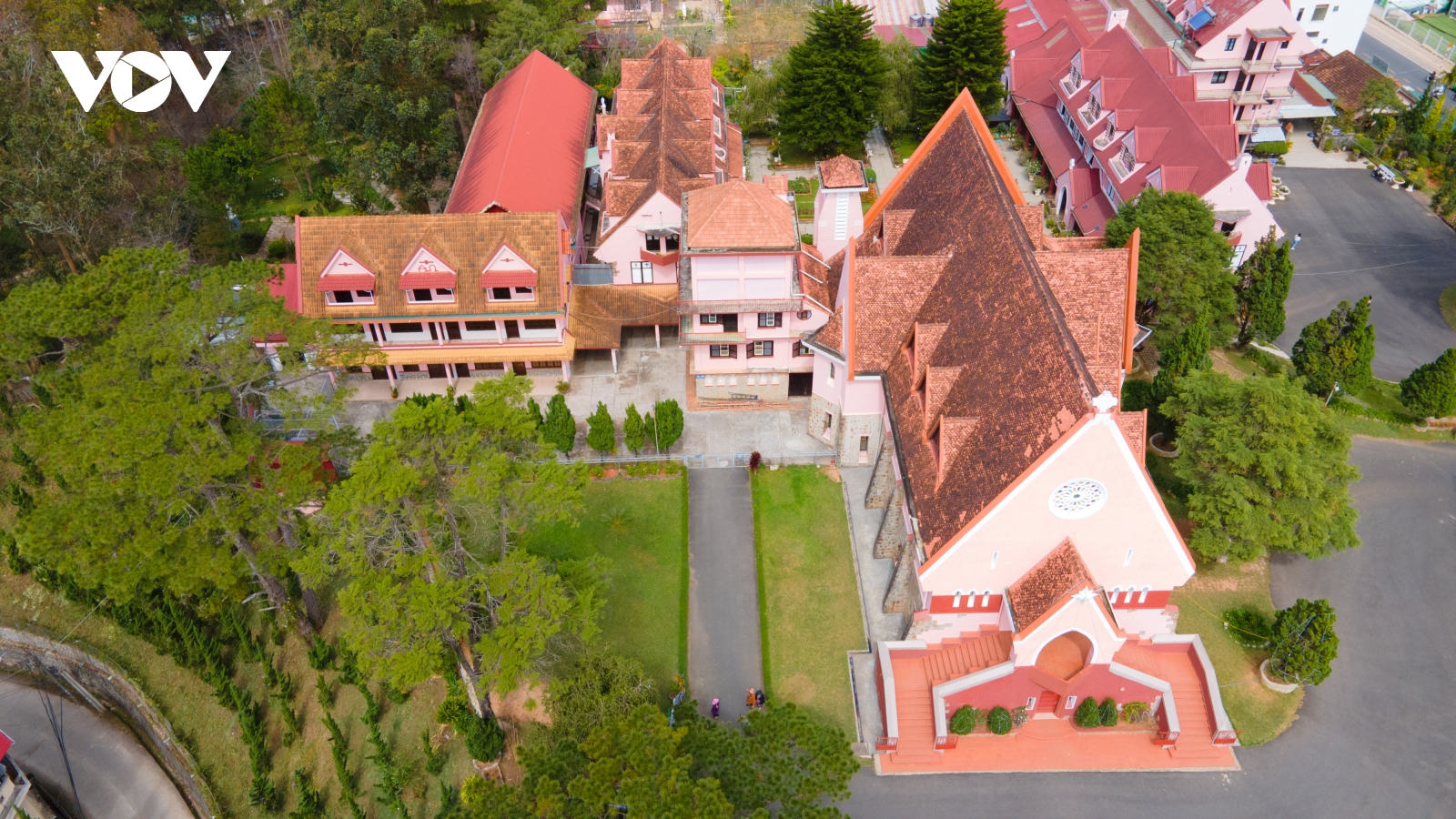 "Check-in" nhà thờ màu hồng tuyệt đẹp tại Đà Lạt