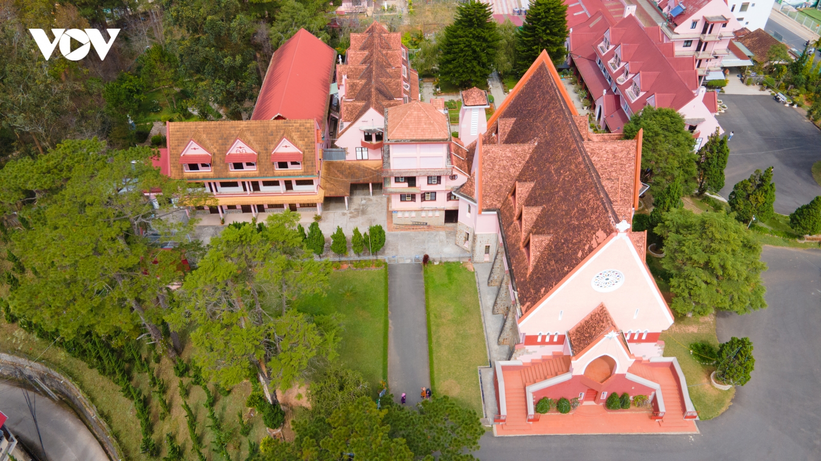 "Check-in" nhà thờ màu hồng tuyệt đẹp tại Đà Lạt