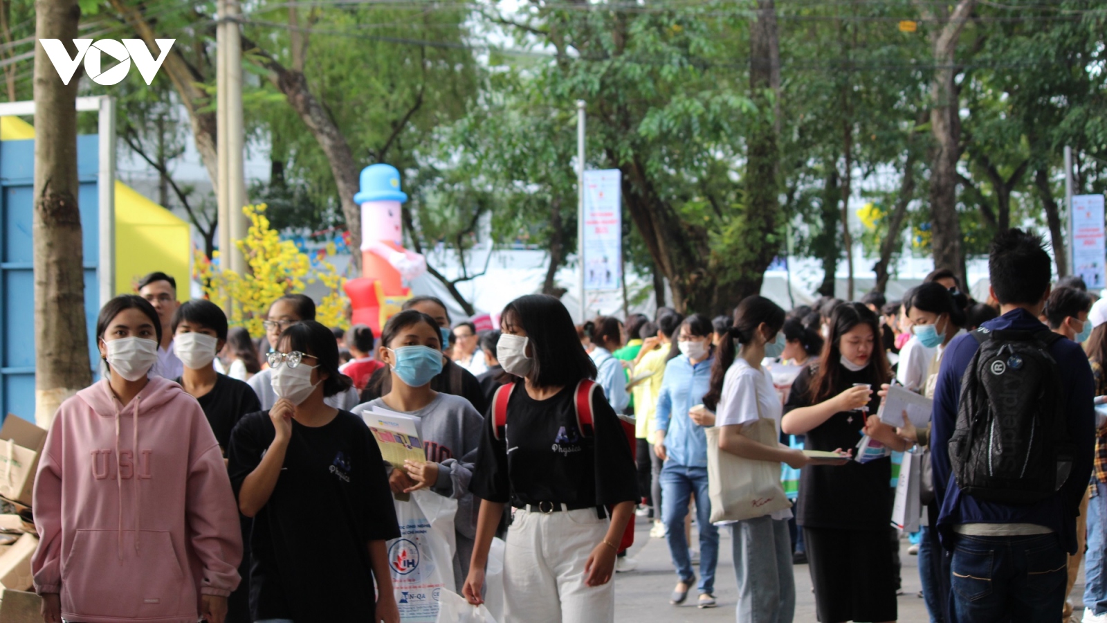 Hàng chục ngàn người tham gia ngày hội tư vấn tuyển sinh tại TPHCM