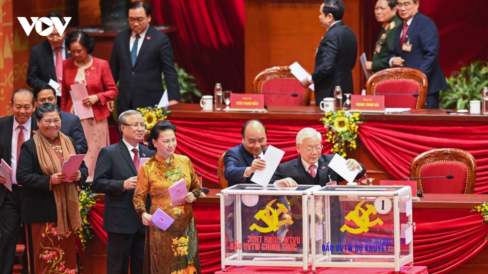Ảnh: Đại biểu bỏ phiếu bầu Ban Chấp hành Trung ương khoá XIII