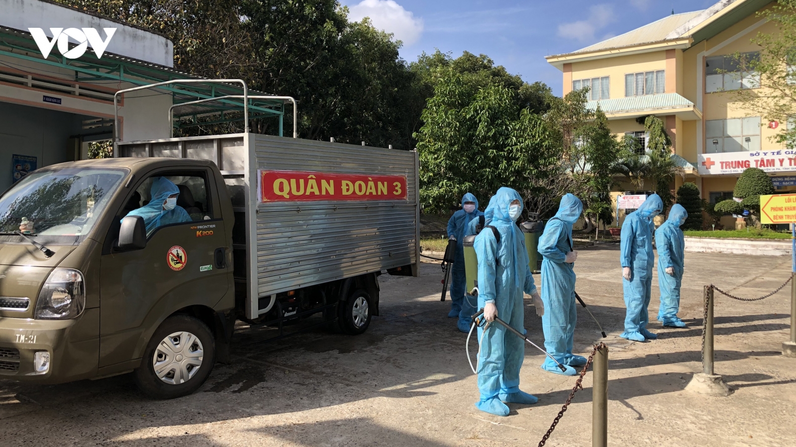 Hình ảnh quân đoàn 3 phun khử khuẩn ổ dịch Covid-19 tại Gia Lai