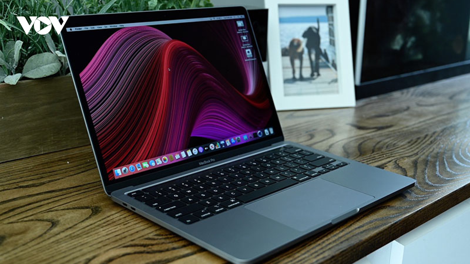 MacBook trong tương lai có thể sạc pin cho iPhone