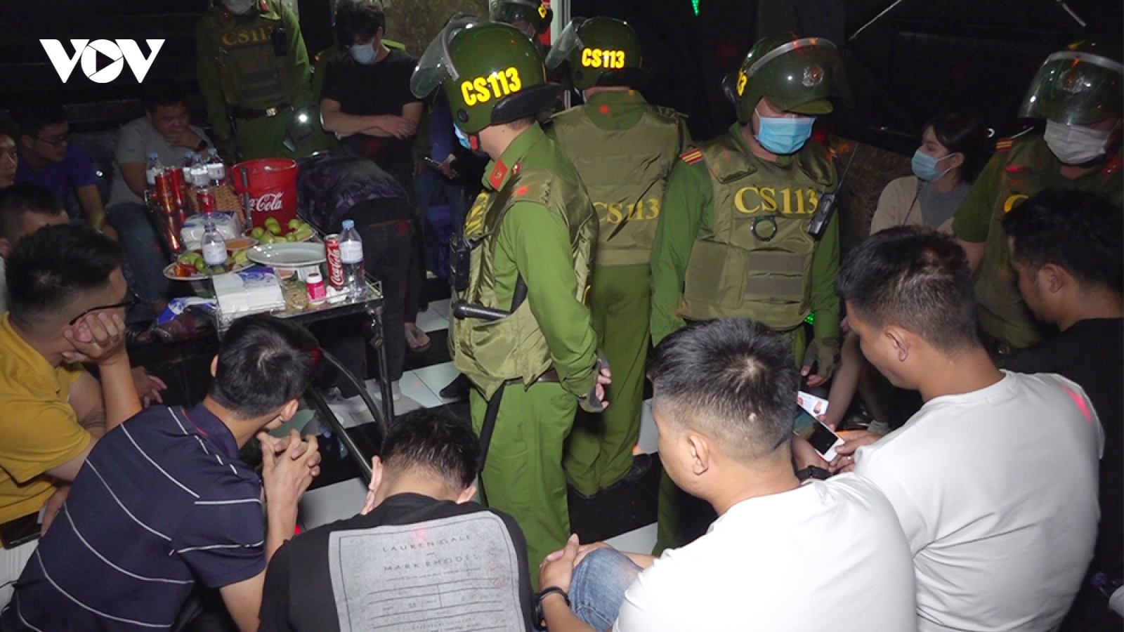 14 nam, nữ trong quán karaoke dương tính với ma túy