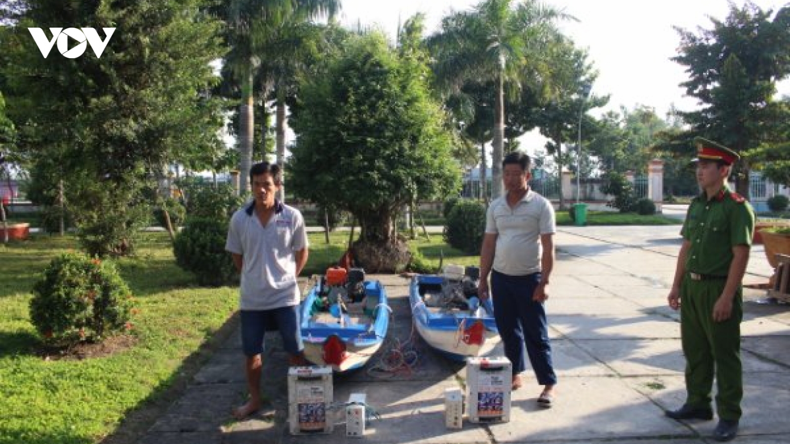 Bắt quả tang 2 đối tượng dùng xung điện đánh bắt thủy sản