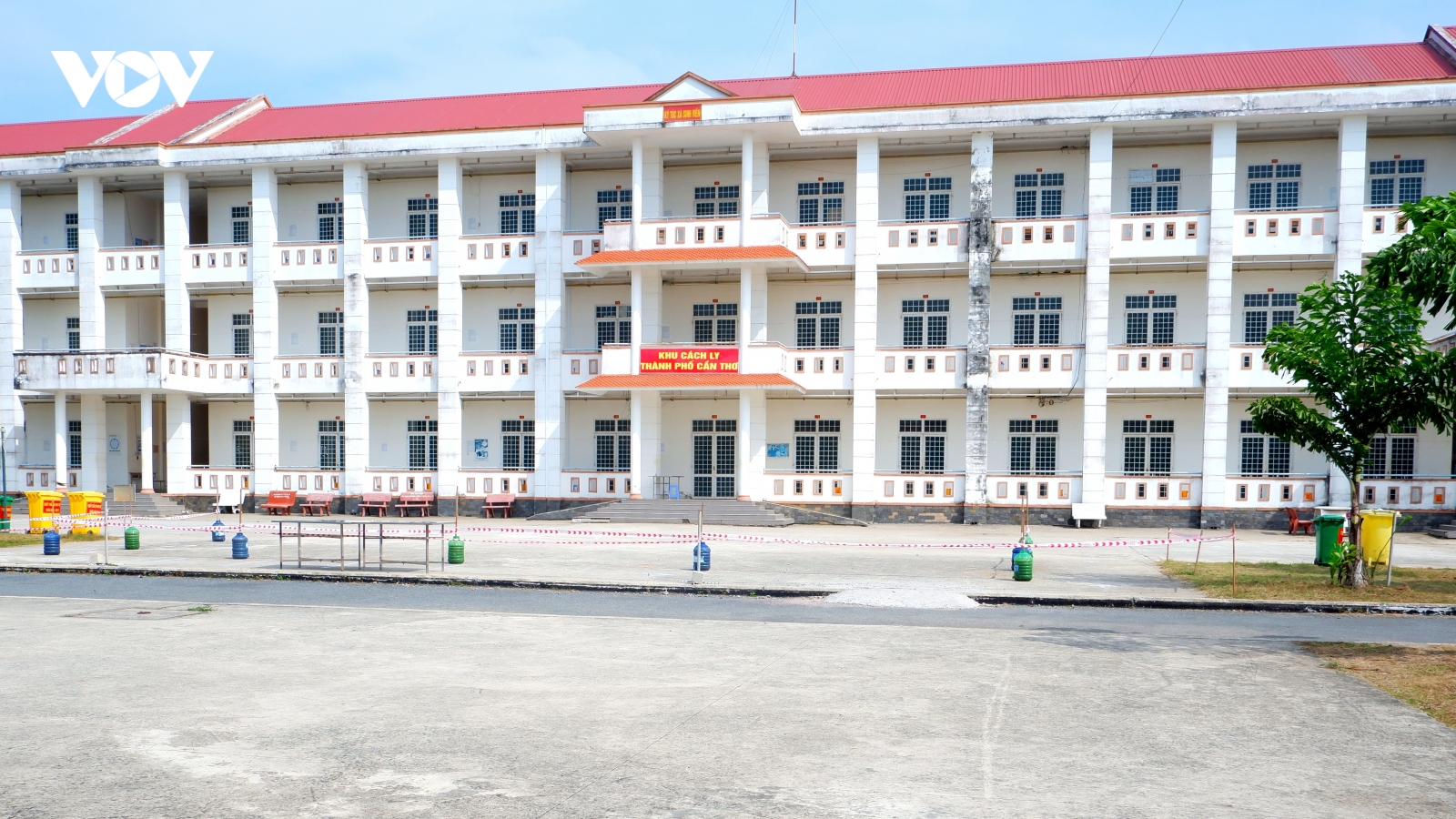 Một người đi cùng chuyến bay với bệnh nhân Covid -19, âm tính với SARS-CoV-2