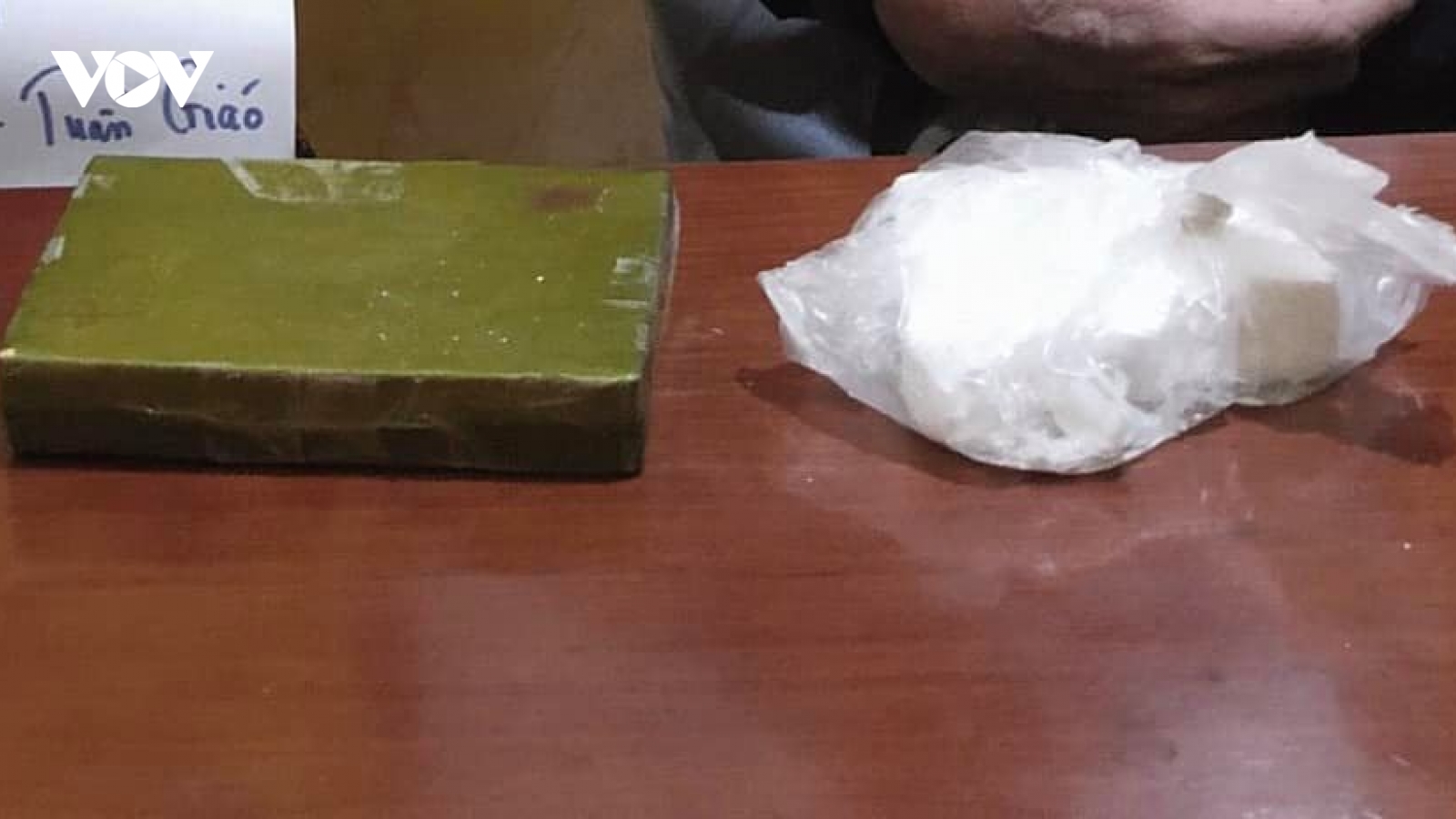 Bắt giữ đối tượng giấu 2 bánh heroin trong áo khoác