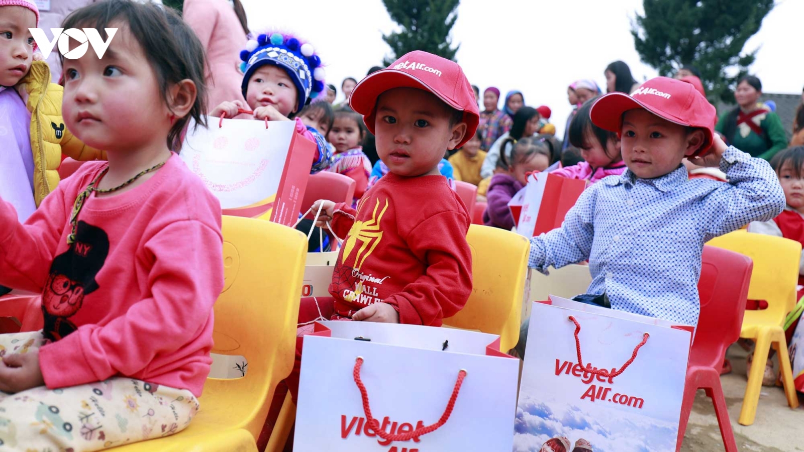 Vietjet mang niềm vui Tết đến với bà con dân tộc