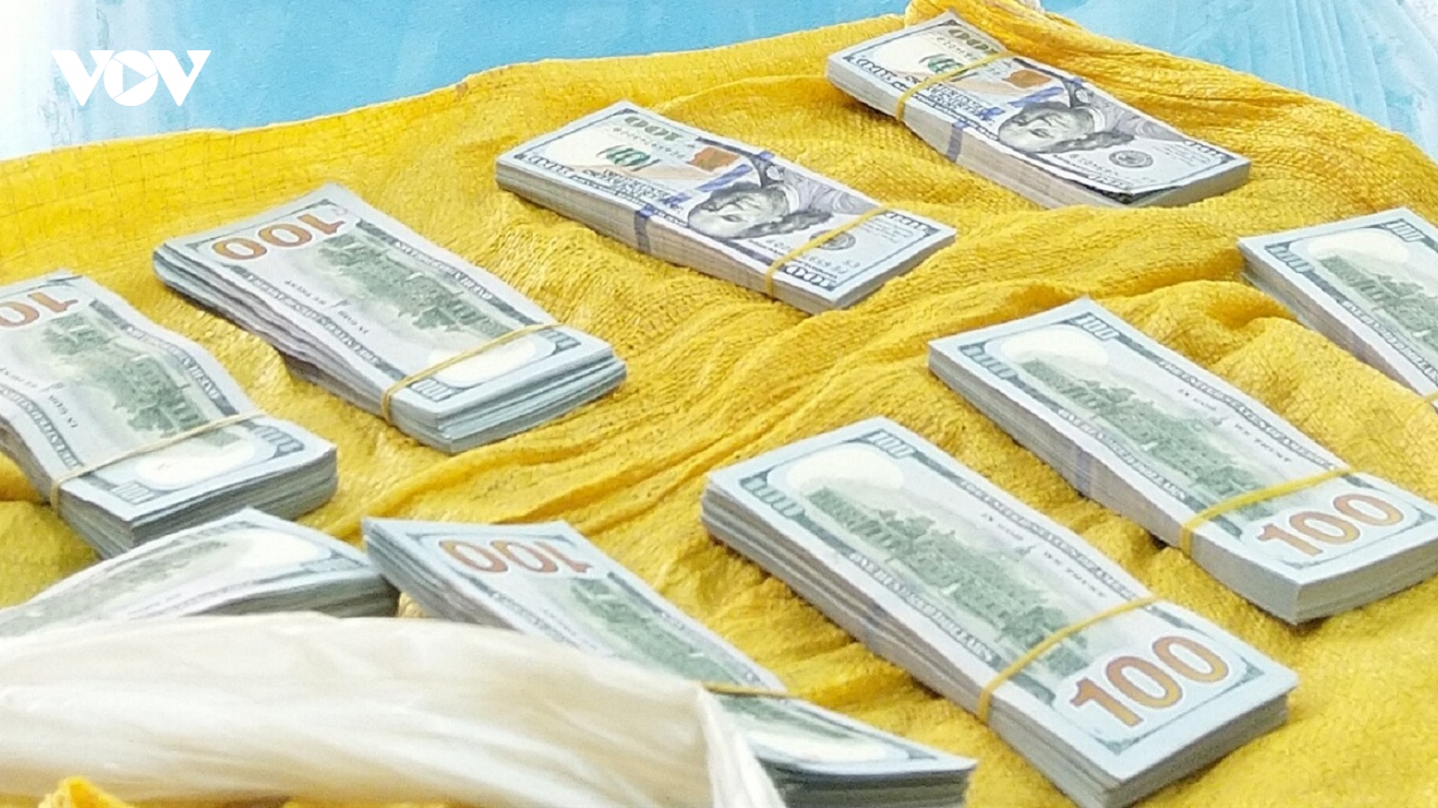 Phát hiện, bắt giữ đối tượng vận chuyển trái phép hơn 86.000 USD qua biên giới