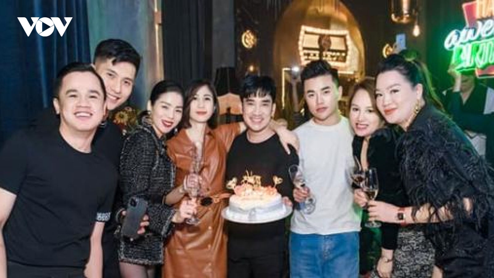 Chuyện showbiz: Lệ Quyên sánh đôi bên "bạn trai tin đồn" trong tiệc sinh nhật Quang Hà