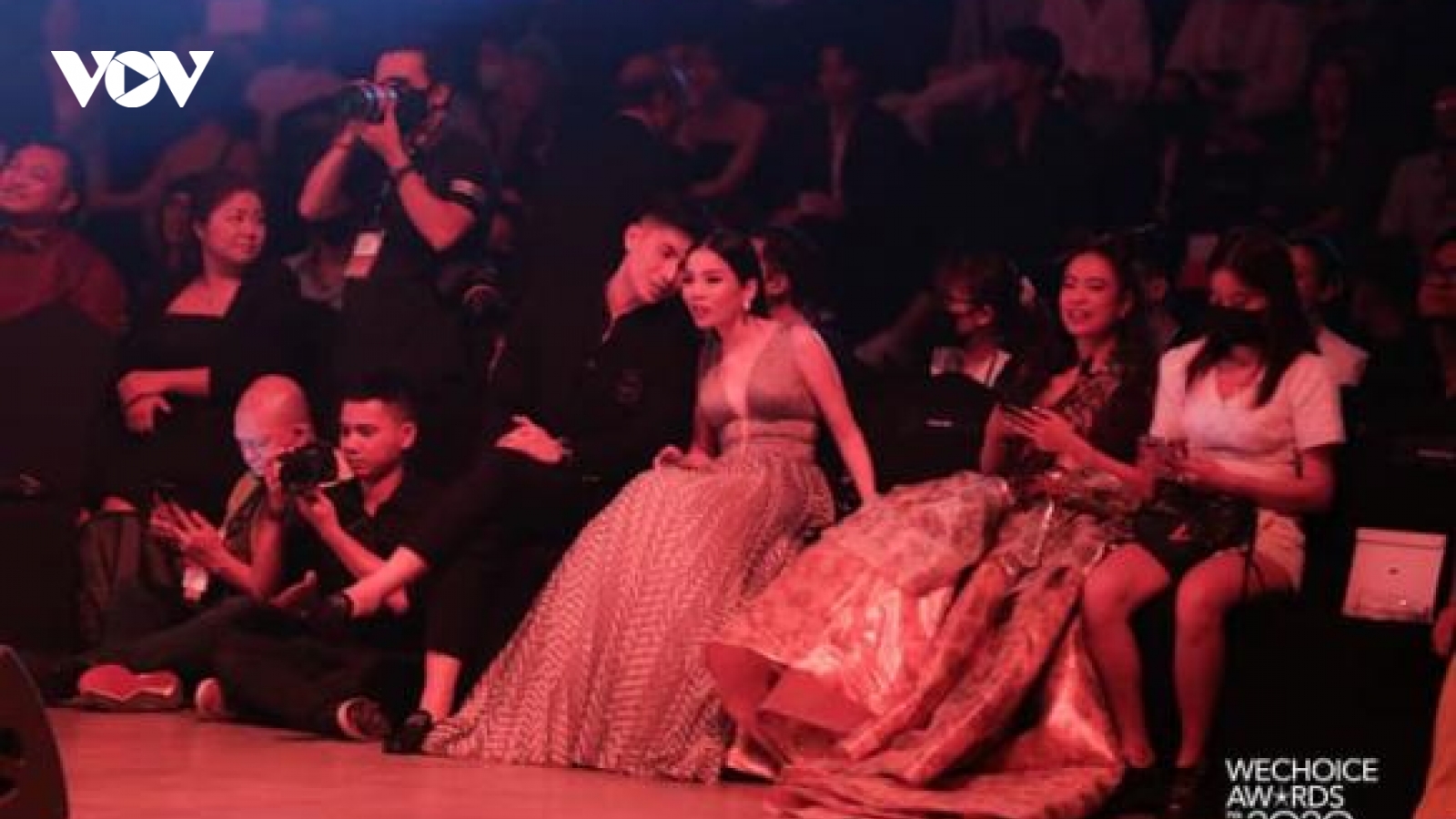 Chuyện showbiz: Lệ Quyên thân mật bên tình trẻ sau khi công khai hẹn hò