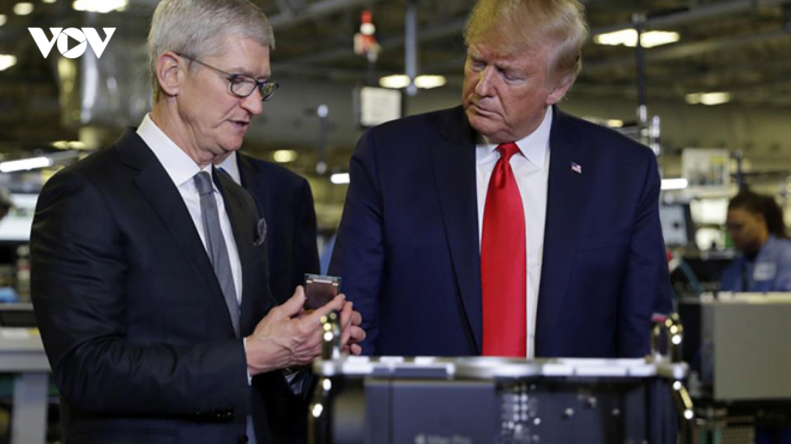 Tim Cook tặng ông Trump chiếc Mac Pro đầu tiên sản xuất tại Mỹ