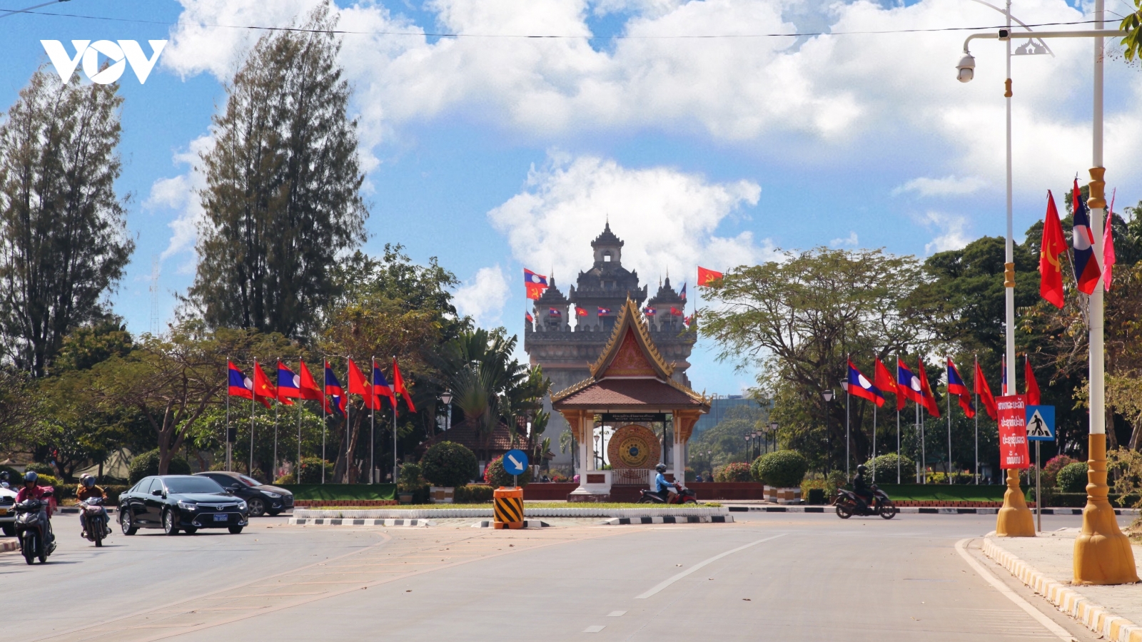 Vientiane rực rỡ cờ hoa trước giờ khai mạc Đại hội 11 Đảng Nhân dân Cách mạng Lào