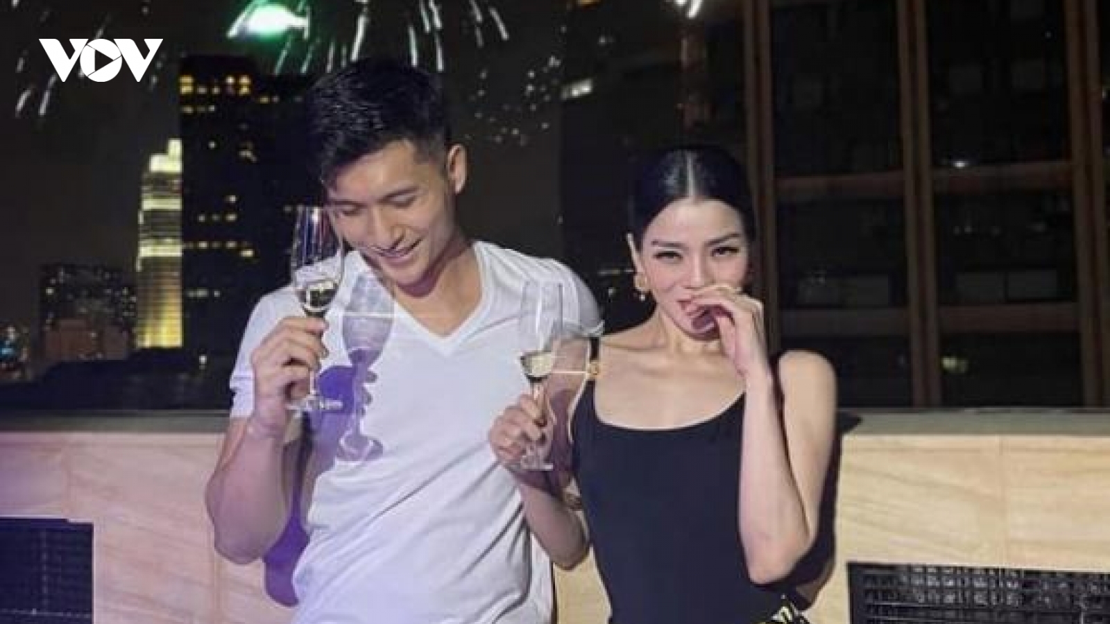 Chuyện showbiz: Ca sĩ Lệ Quyên hạnh phúc ngắm pháo hoa đón năm mới bên tình trẻ