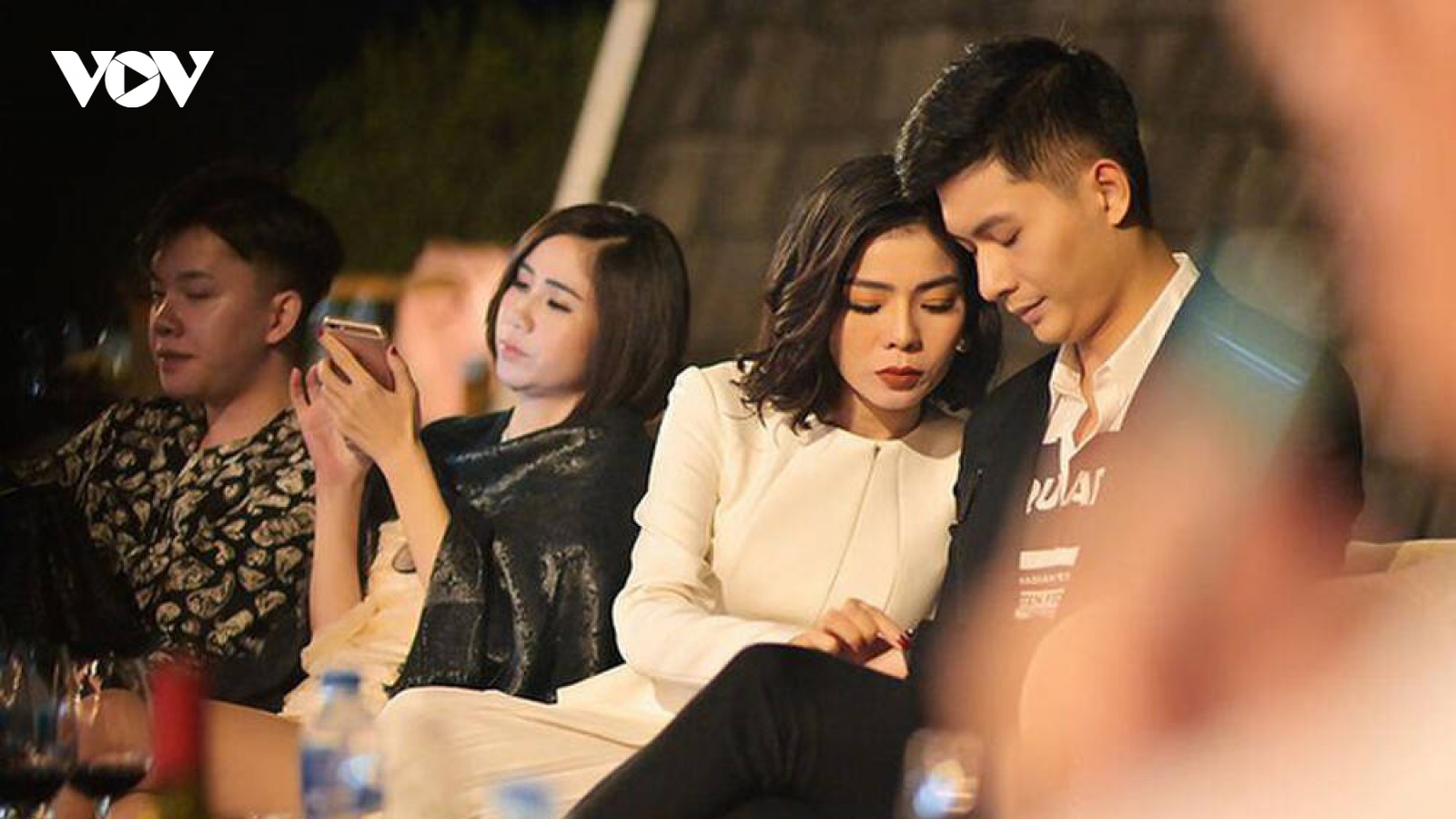 Chuyện showbiz: Lệ Quyên liên tục được tình trẻ gọi thân mật là "bé gà"