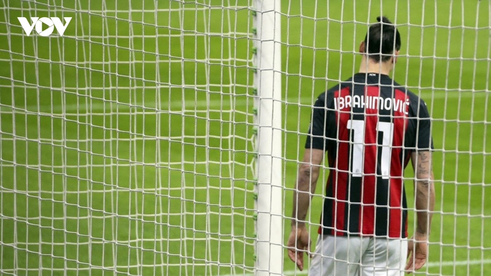 Ibrahimovic dứt điểm cận thành ra ngoài, AC Milan thua đậm Atalanta