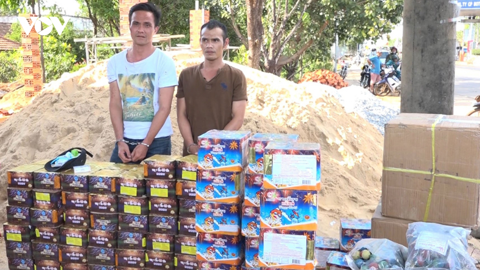 Truy đuổi 2 đối tượng vận chuyển hơn 500kg pháo lậu