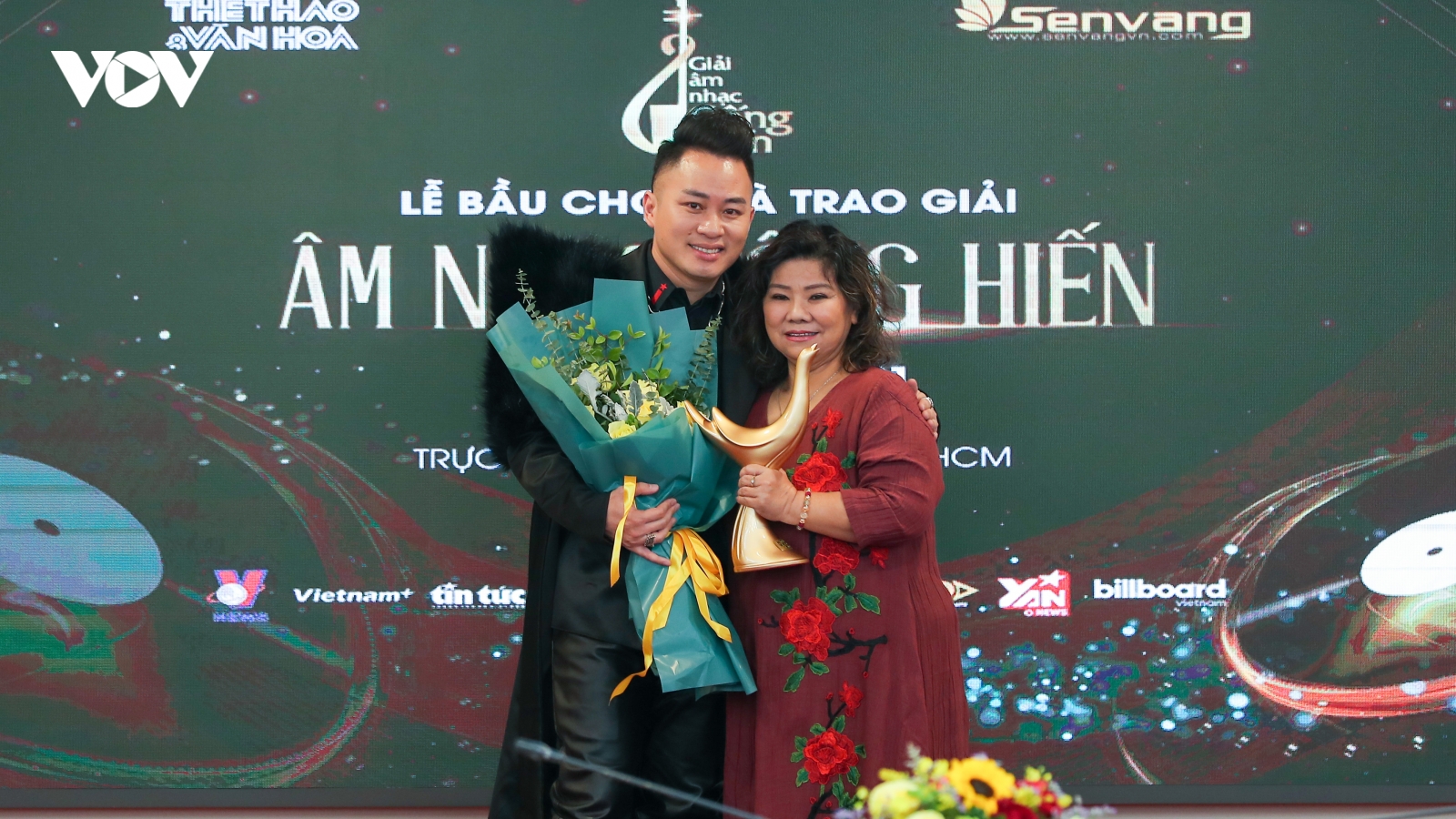 Tùng Dương “lập hattrick” tại Cống hiến 2021, "Hoa nở không màu" là Bài hát của năm