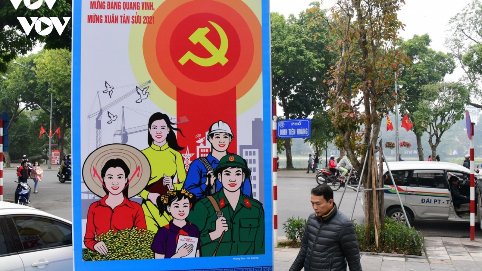 Thủ đô Hà Nội trang hoàng pano, áp-phích chào mừng Đại hội Đảng lần thứ XIII