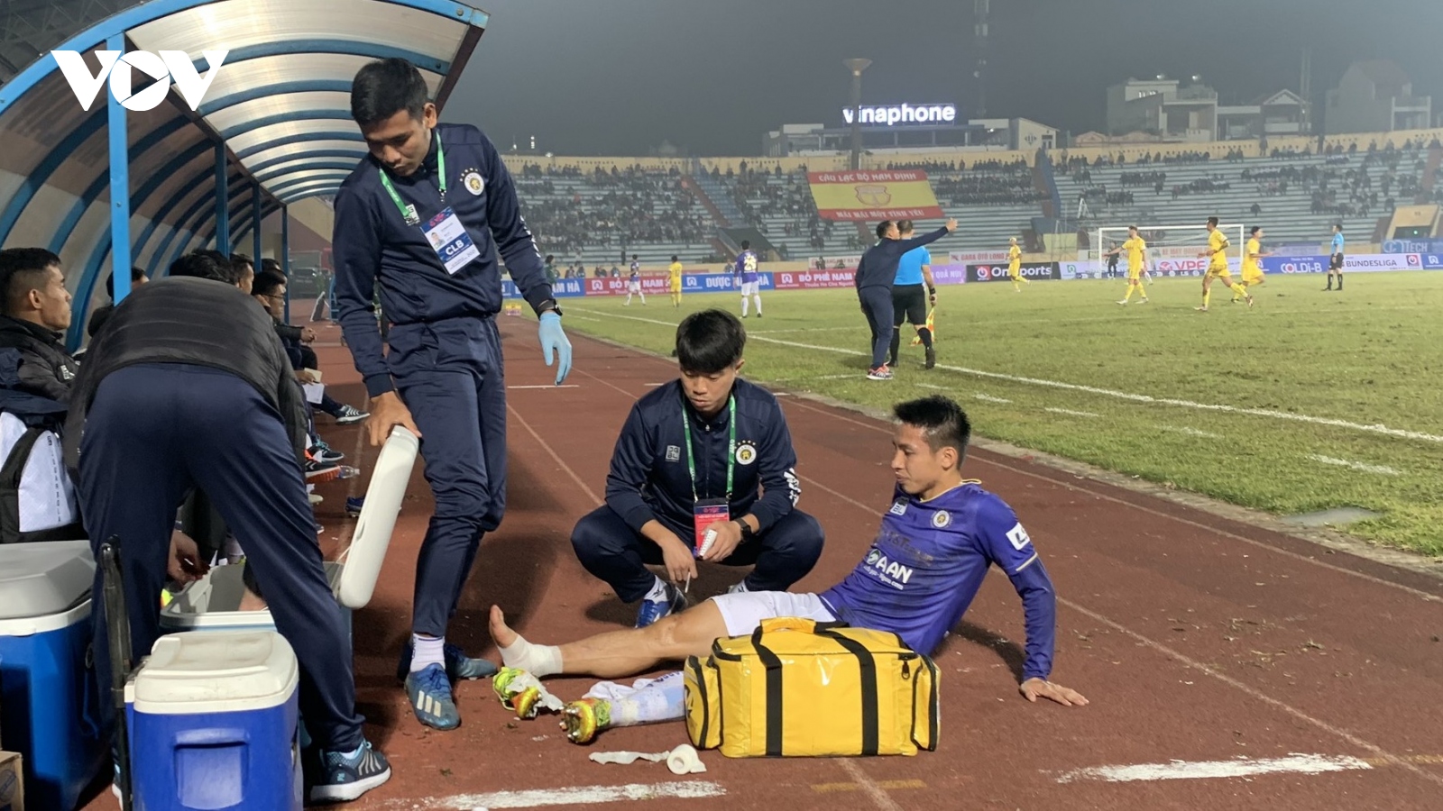 Clip độc quyền: QBV Việt Nam 2019 chấn thương nặng trong trận Nam Định - Hà Nội FC
