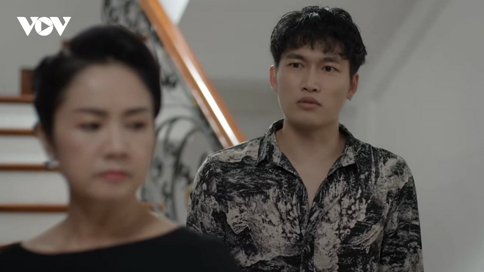 “Hướng dương ngược nắng” tập 17: Trí phải rời nhà họ Cao, Kiên bị theo dõi