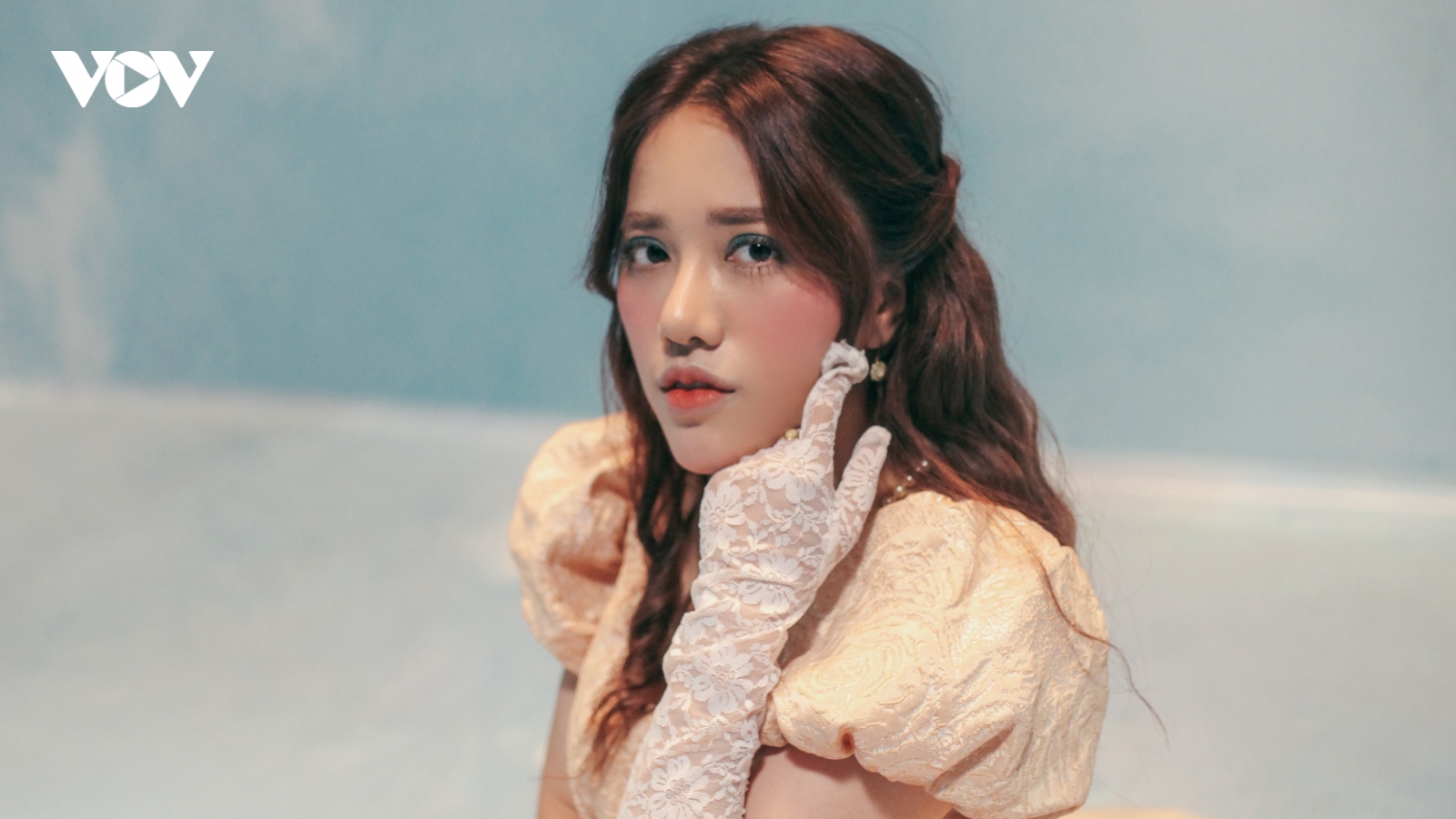 Đầu tư nửa tỷ cho MV mới, Phùng Khánh Linh thoát bóng bản hit "Hôm nay tôi buồn"