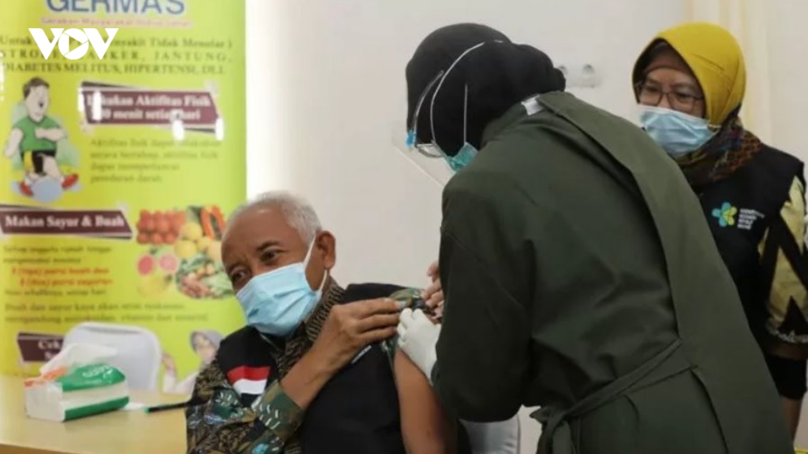 Quan chức Indonesia dương tính với virus SARS-CoV-2 sau khi tiêm vaccine