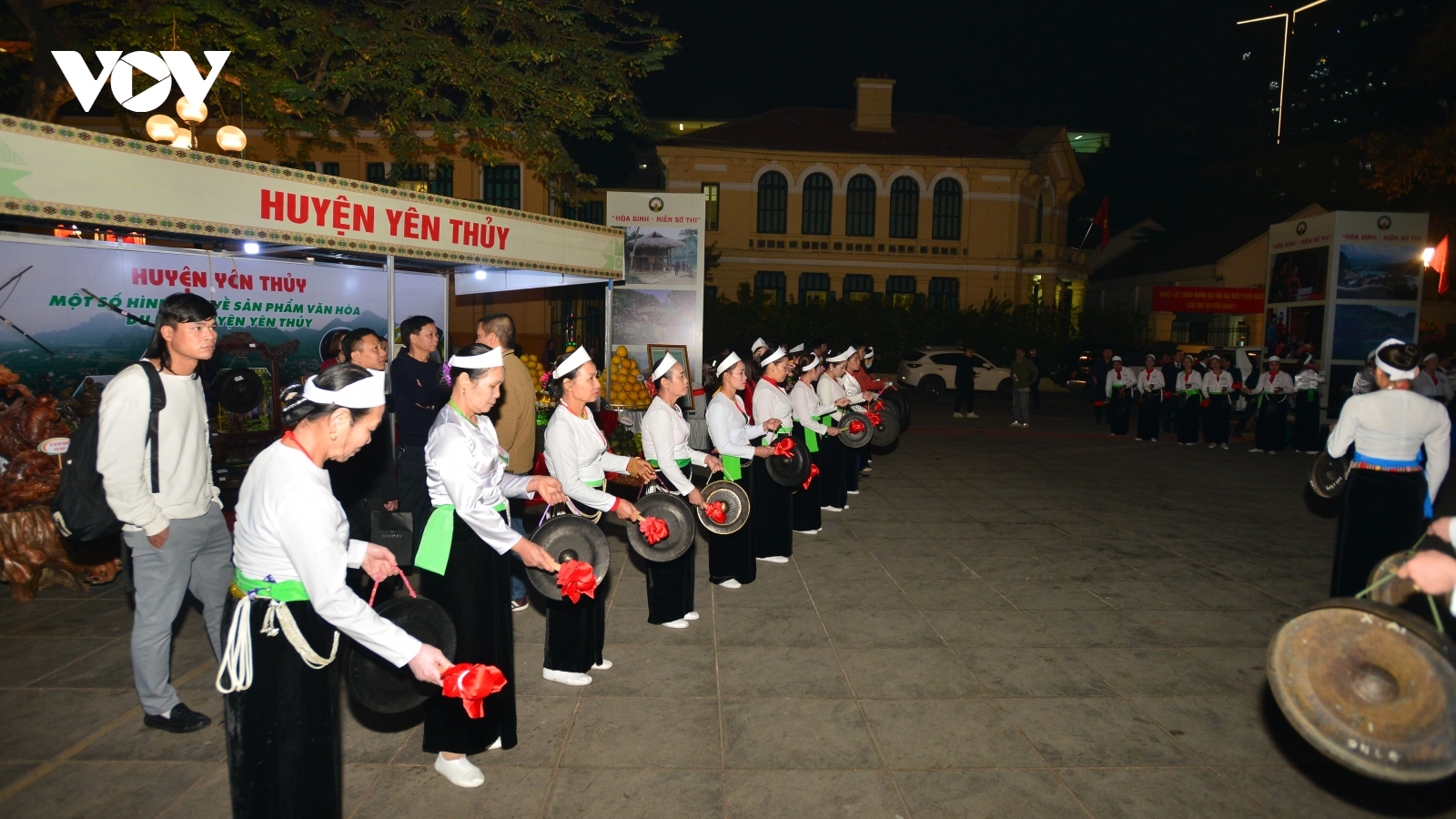 Trình diễn văn hóa các dân tộc tỉnh Hòa Bình tại phố đi bộ Hà Nội