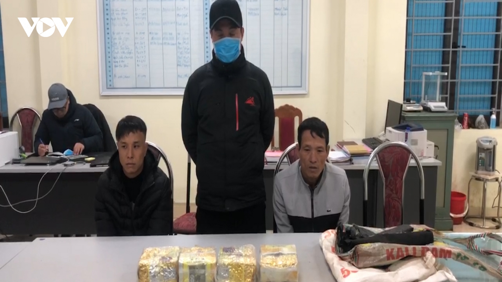 Bắt 2 đối tượng đang vận chuyển gần 4 kg ma túy đá