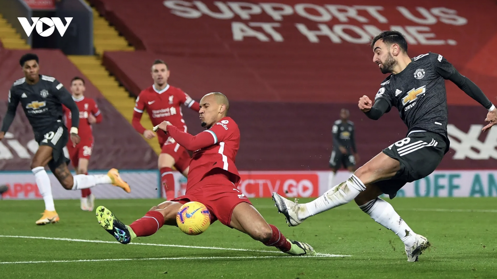 Cầm hòa Liverpool tại Anfield, MU vững ngôi đầu Ngoại hạng Anh sau vòng 19