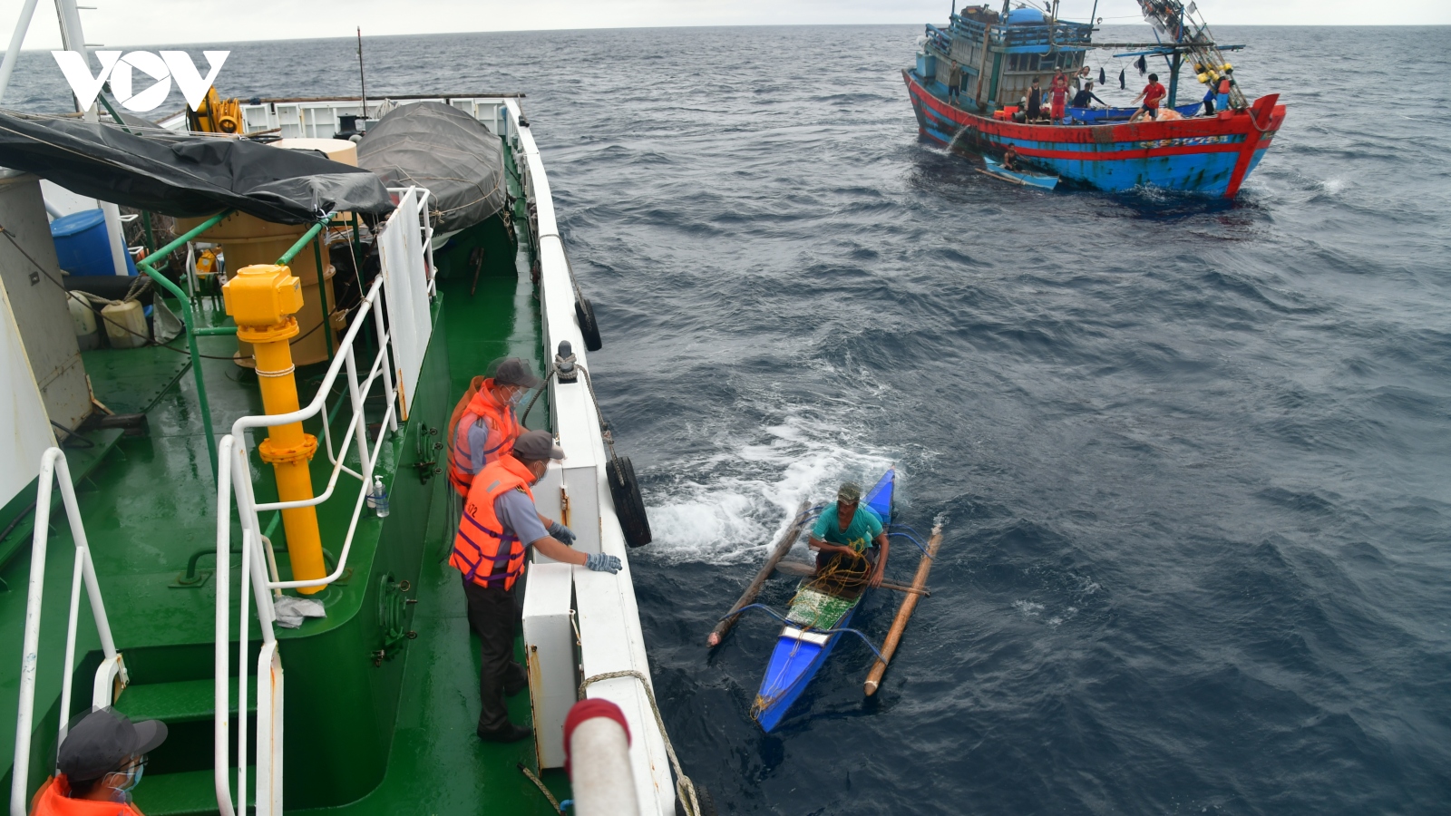 Tàu KN 472, Chi đội Kiểm ngư 4 tiếp nhận ngư dân Philipines, đưa vào đảo Song Tử Tây